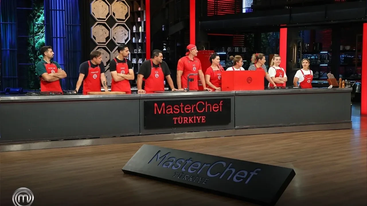 Hasan Alp ve Bahar’ın kalp gönderdiği anlar olay oldu! “ MasterChef’te yeni bir aşk mı doğuyor?” yorumları dikkat çekti