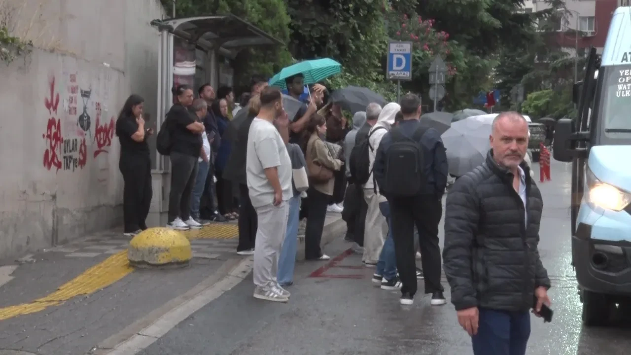 İstanbul sabaha sağanak yağışla başladı, vatandaşlar zor anlar yaşadı
