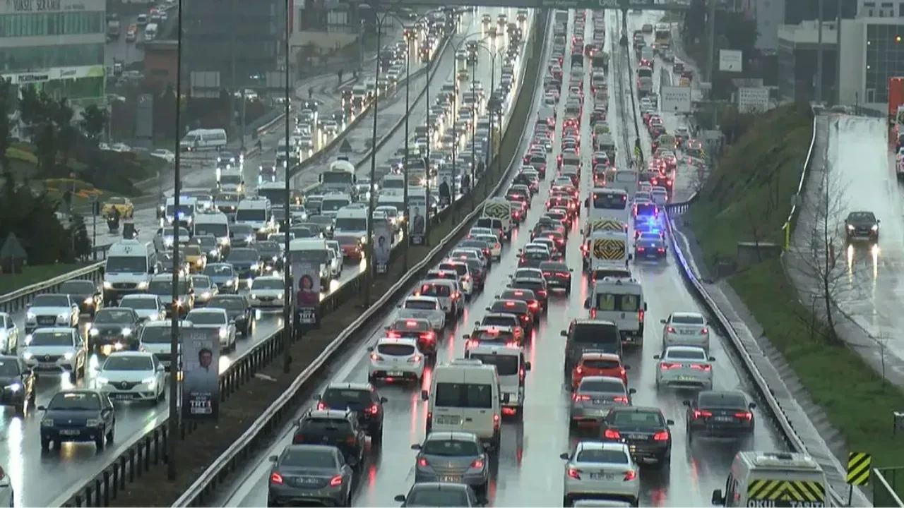 İstanbul'da sağanak trafiği kilitledi! Yoğunluk yüzde 80'i geçti: Araçlar milim milim ilerliyor 