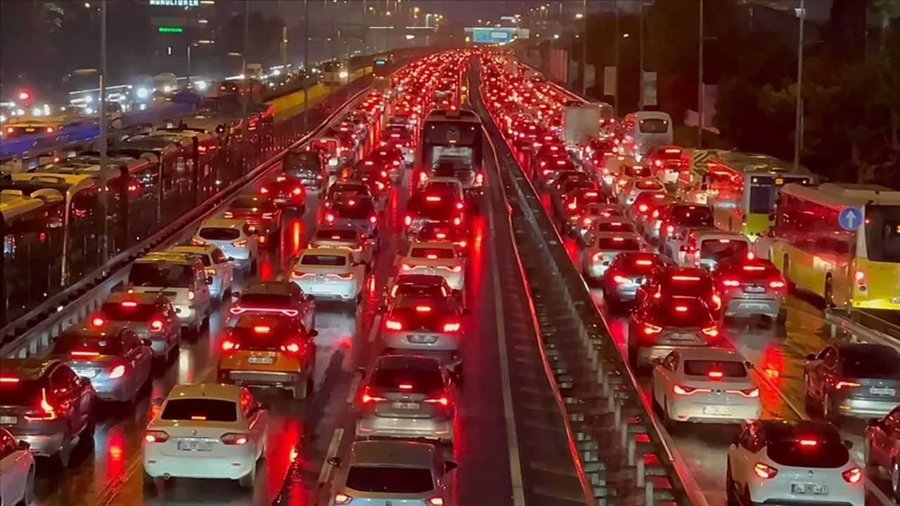 İstanbul'da sağanak trafiği kilitledi! Yoğunluk yüzde 80'i geçti: Araçlar milim milim ilerliyor