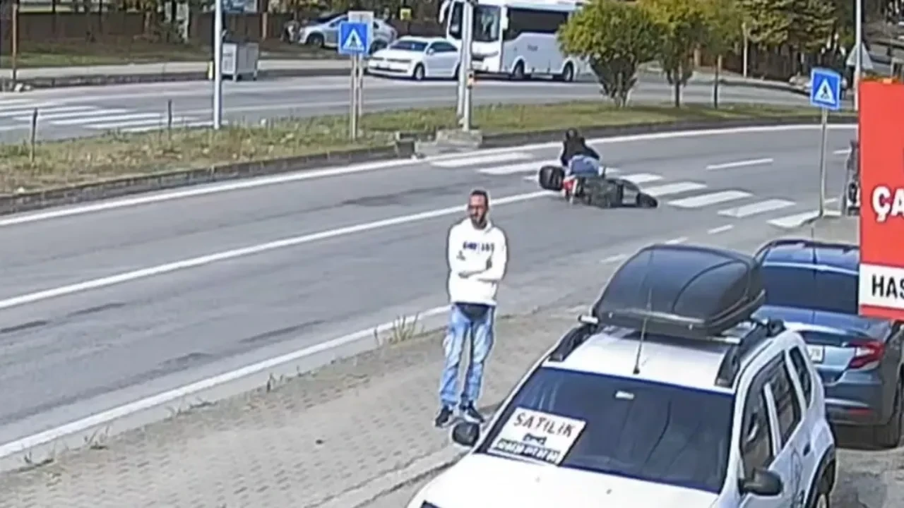 Kırmızı ışığı son anda fark edince, panikleyip motosikletten düştü