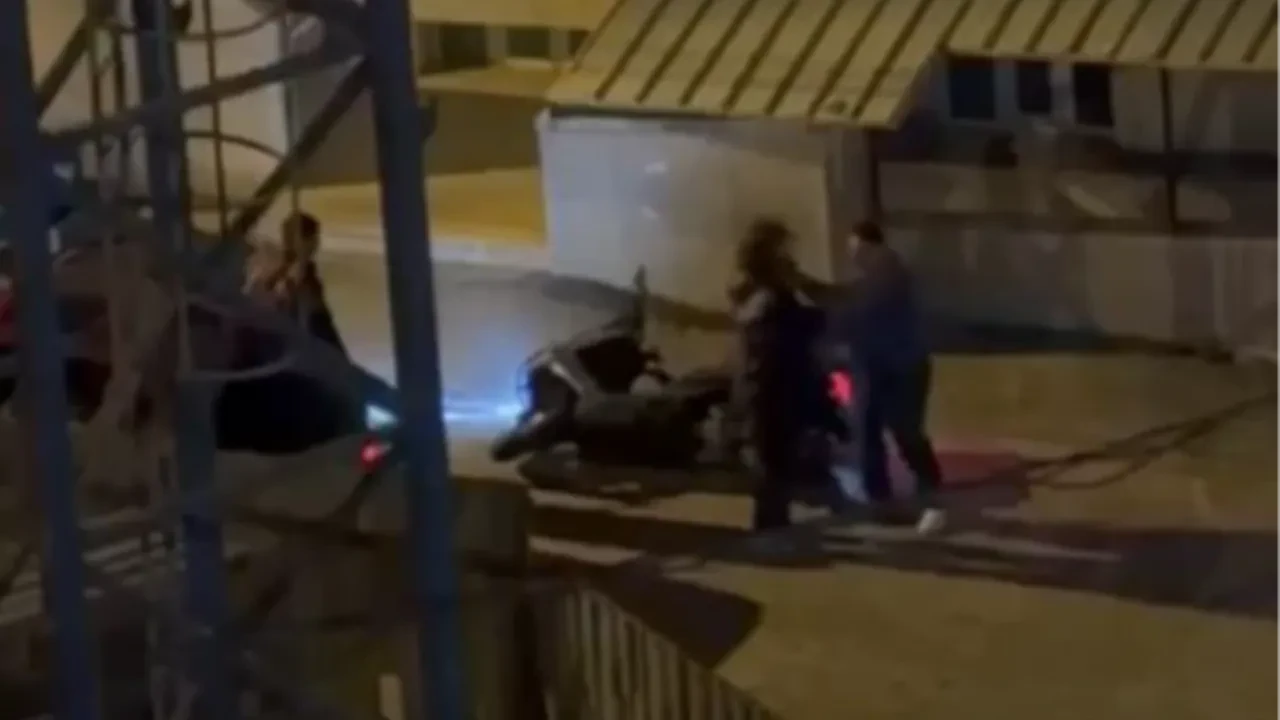 Şehir eşkıyası kamerada! Sürücüye tokat attı, motoruna zarar verdi