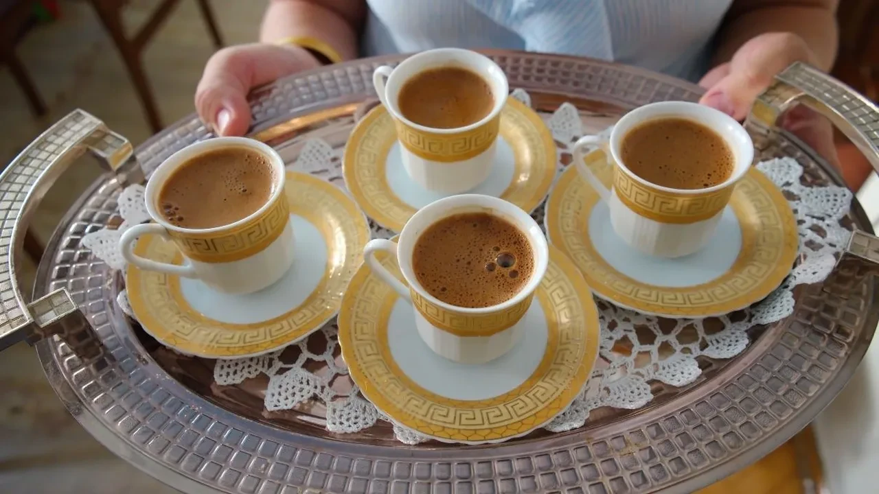 Tuzlu kahve neden yapılır? Gelenek mi gerçekten işe yarıyor mu?
