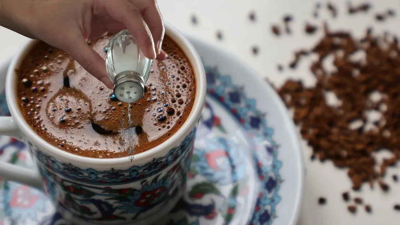 Tuzlu kahve neden yapılır? Gelenek mi gerçekten işe yarıyor mu?