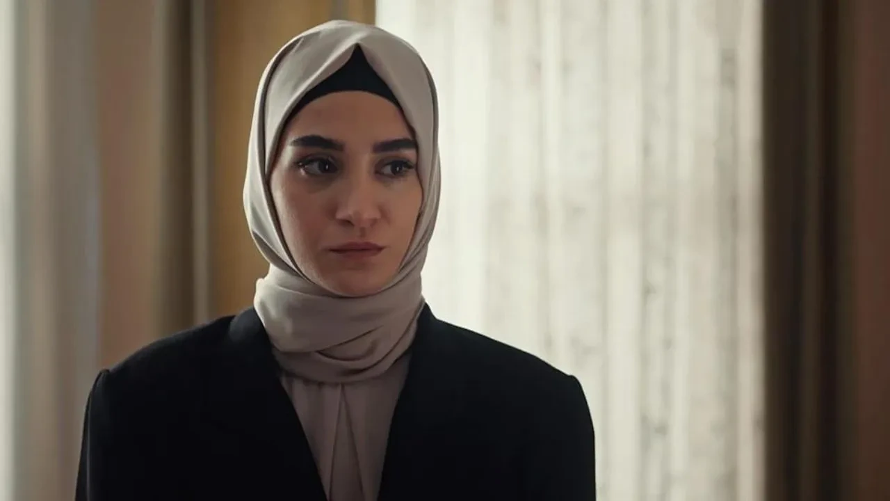 Akasya Durağı’nın Zeyno’su Sitare Akbaş, Sevdan Bir Ateş ile döndü! Görenler tanımakta zorlandı