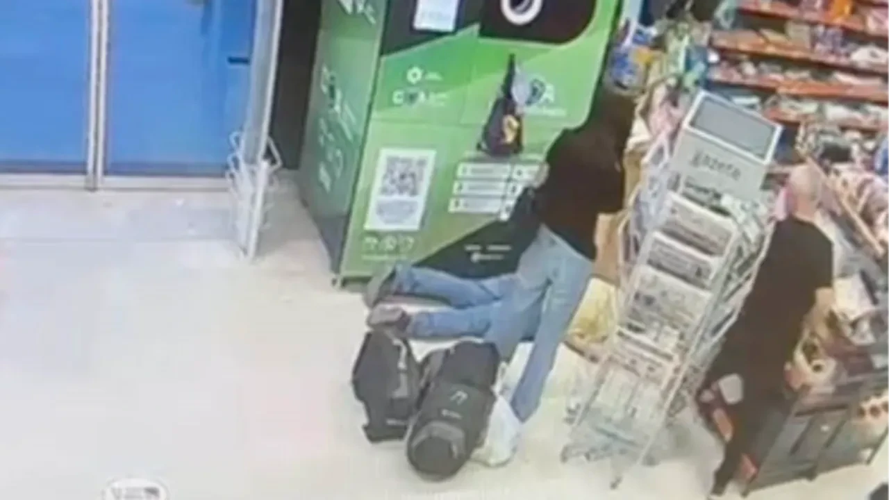 DOA makinesinde işlem yaparken kalp krizi geçirdi: Yaşlı adamın kahreden ölüm anı kamerada 