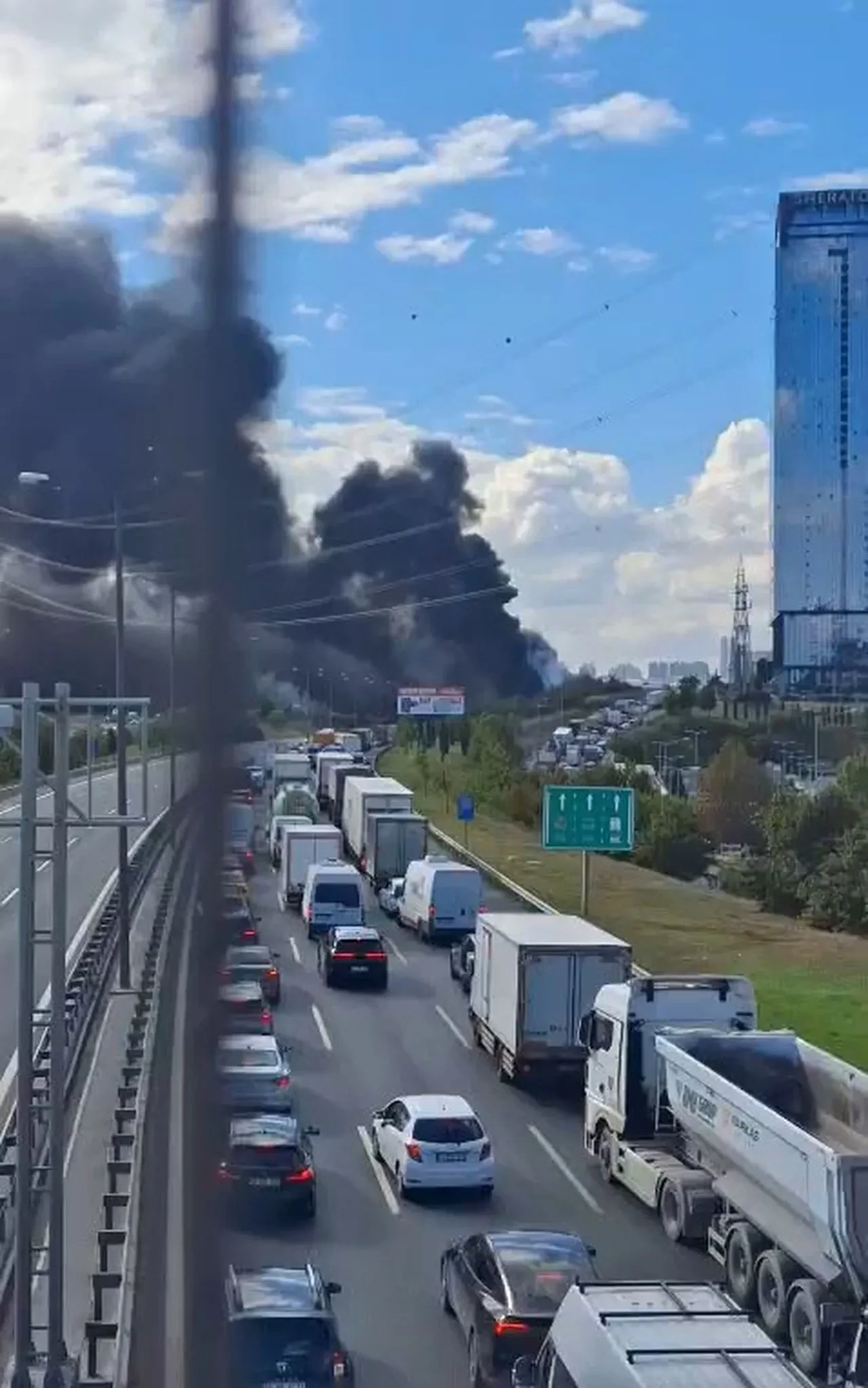 TEM Otoyolunda bir tır alev aldı: Esenyurt yönü trafiğe kapatıldı