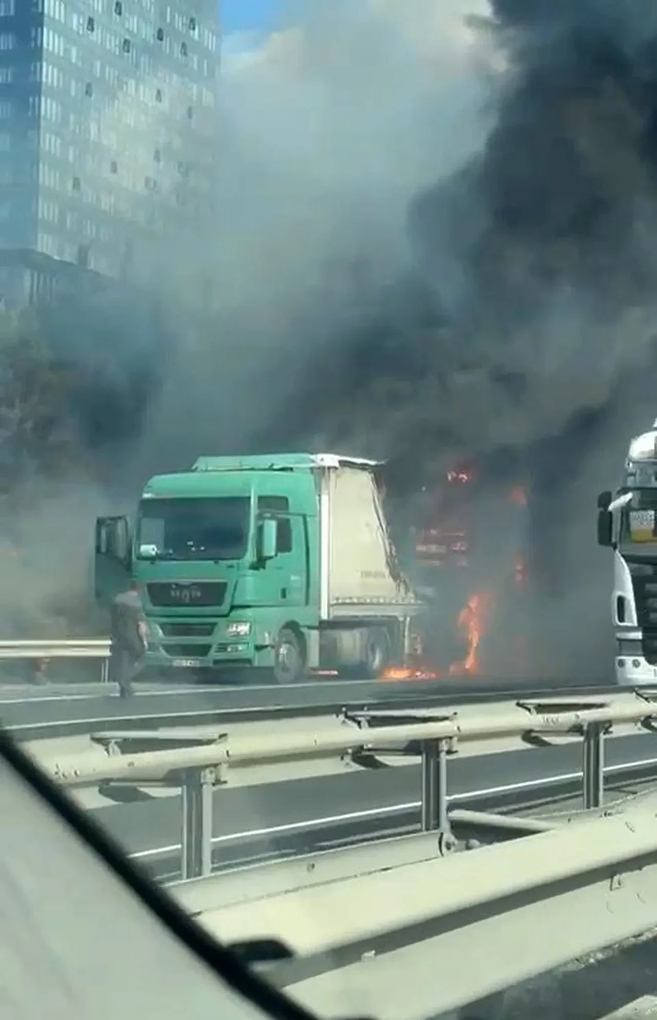 TEM Otoyolunda bir tır alev aldı: Esenyurt yönü trafiğe kapatıldı