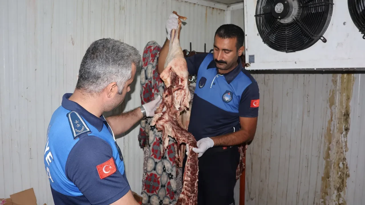 Okul kantininde gıda operasyonu: 315 kilo bozuk et ele geçirildi