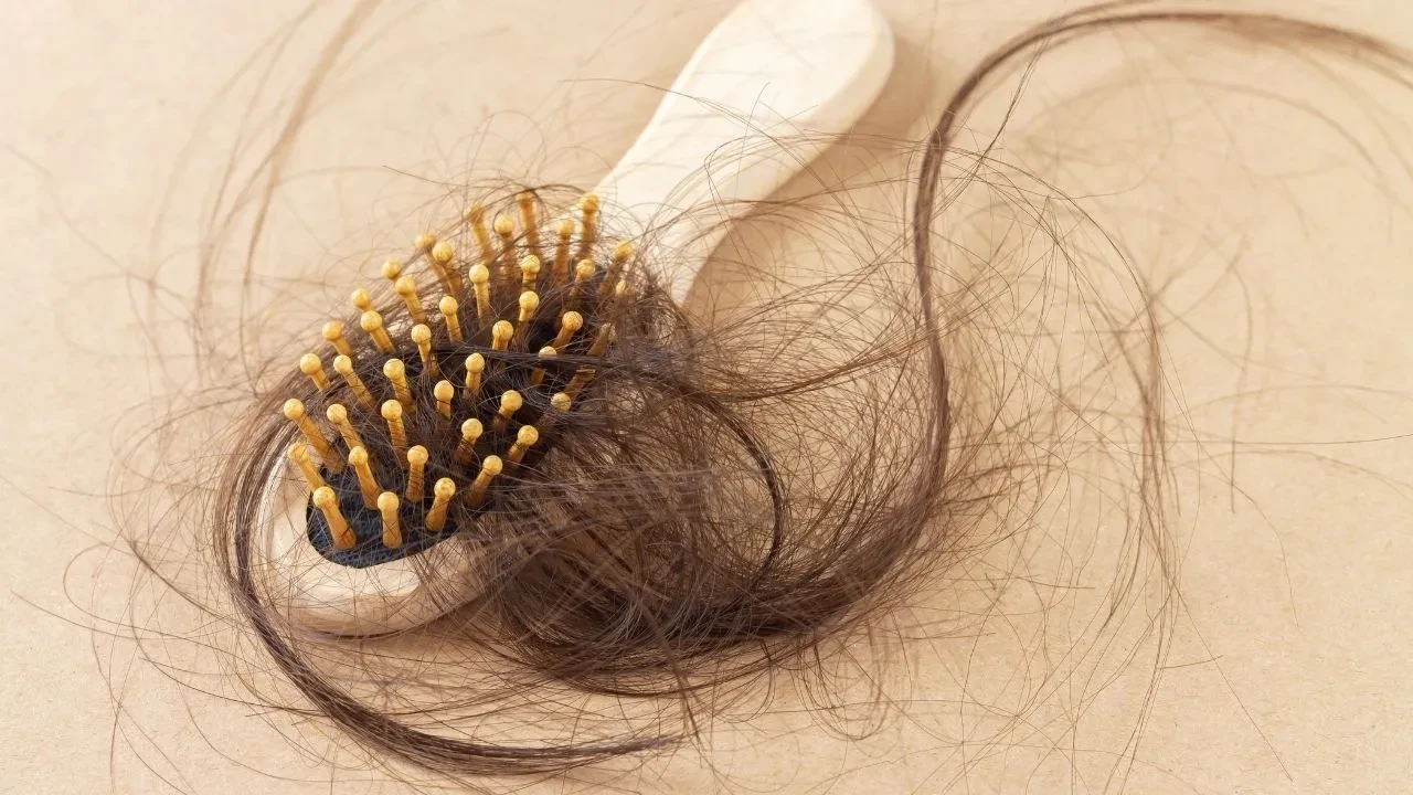 Saç yıkarken çok dökülmesi normal mi? Saçın ortadan ayrılması neden genişler?