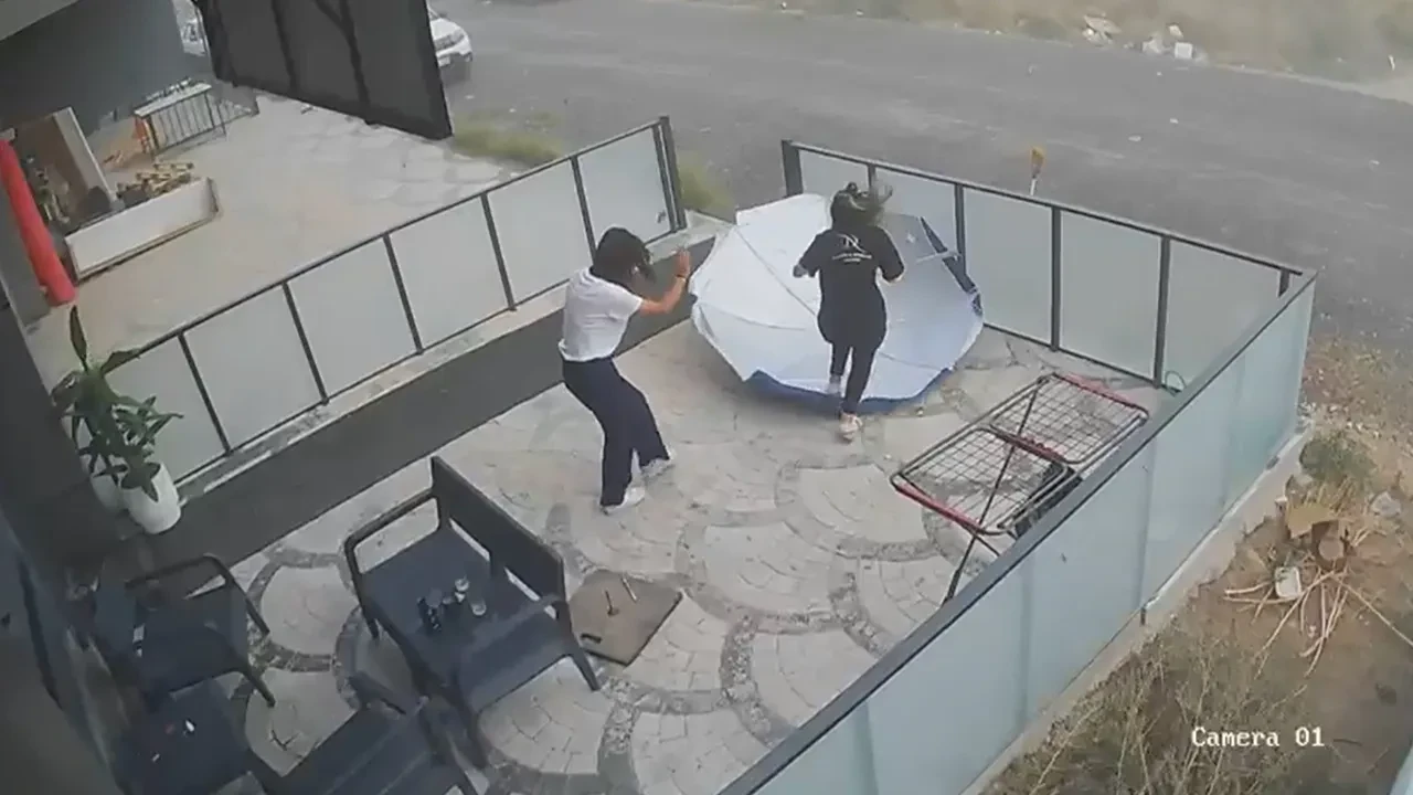 Şemsiyeyle imtihan! Bir sağa bir sola savruldu