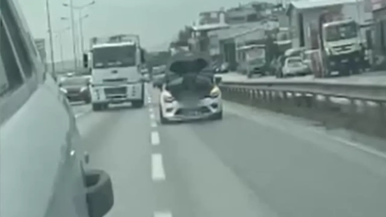 Seyir halindeki otomobilin kaputunu açarak tamir yaptı