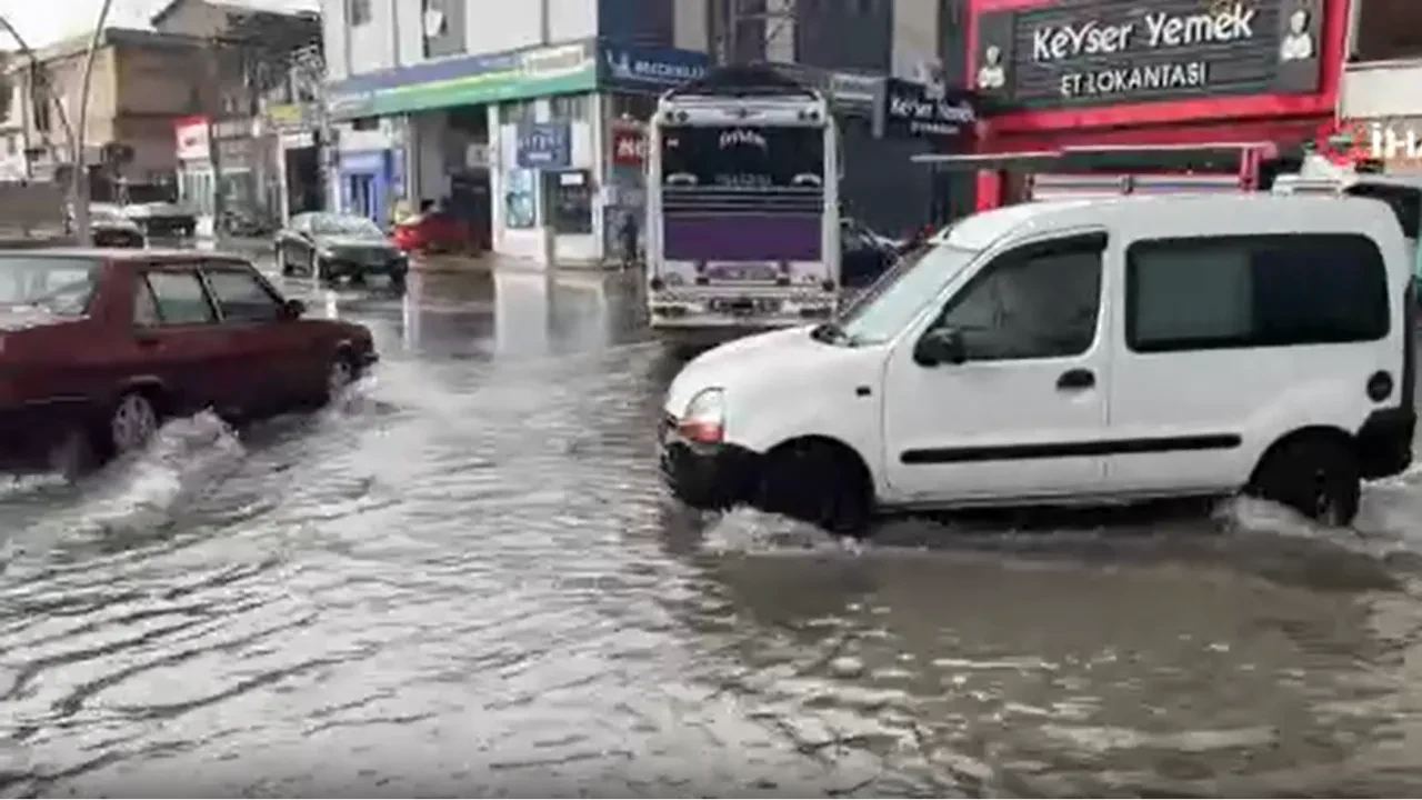 Uşak’ı aniden bastıran dolu ve sağanak vurdu: Yollar göle döndü, ulaşım felç oldu