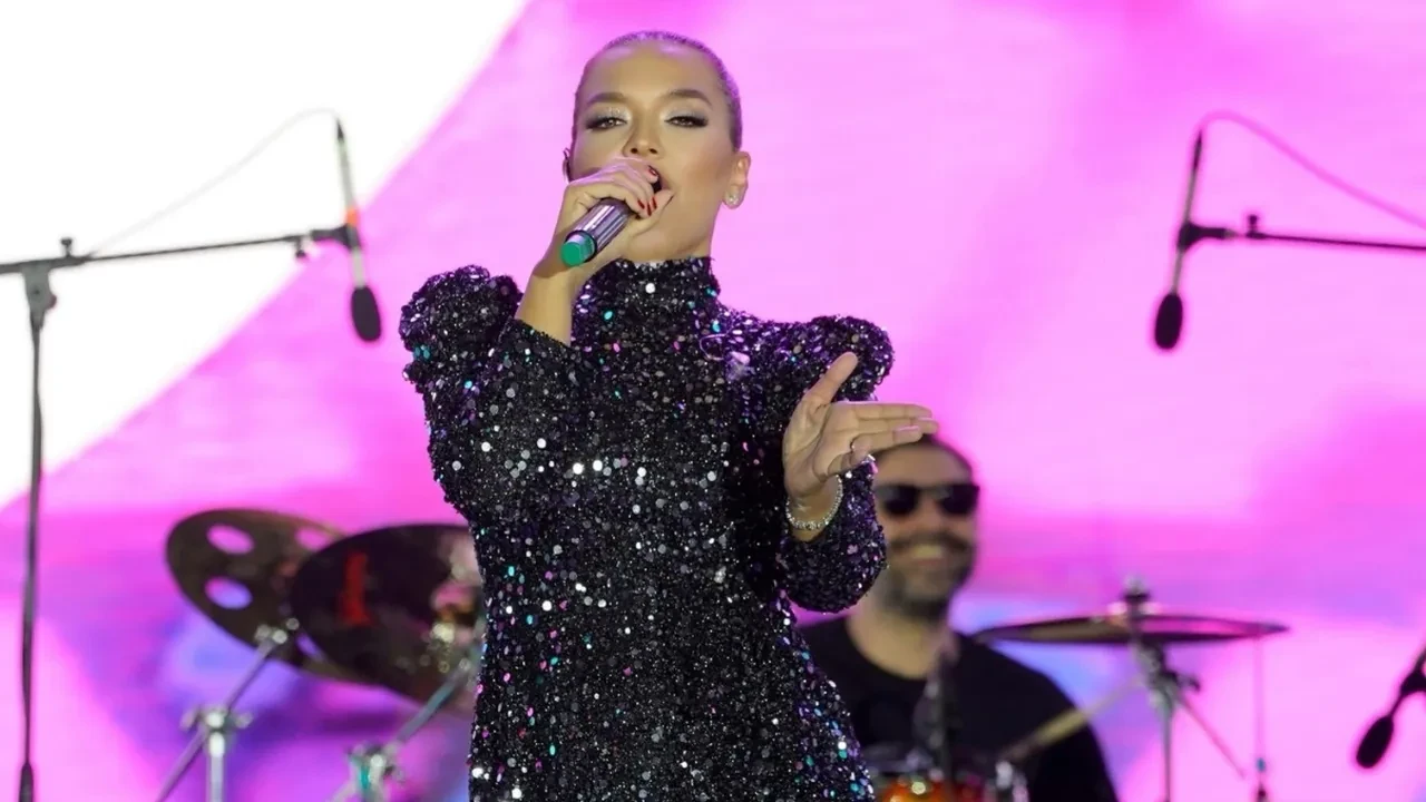 Demet Akalın konserde yaşadığı korkunç anları anlattı: İtekledim, yine yaptı