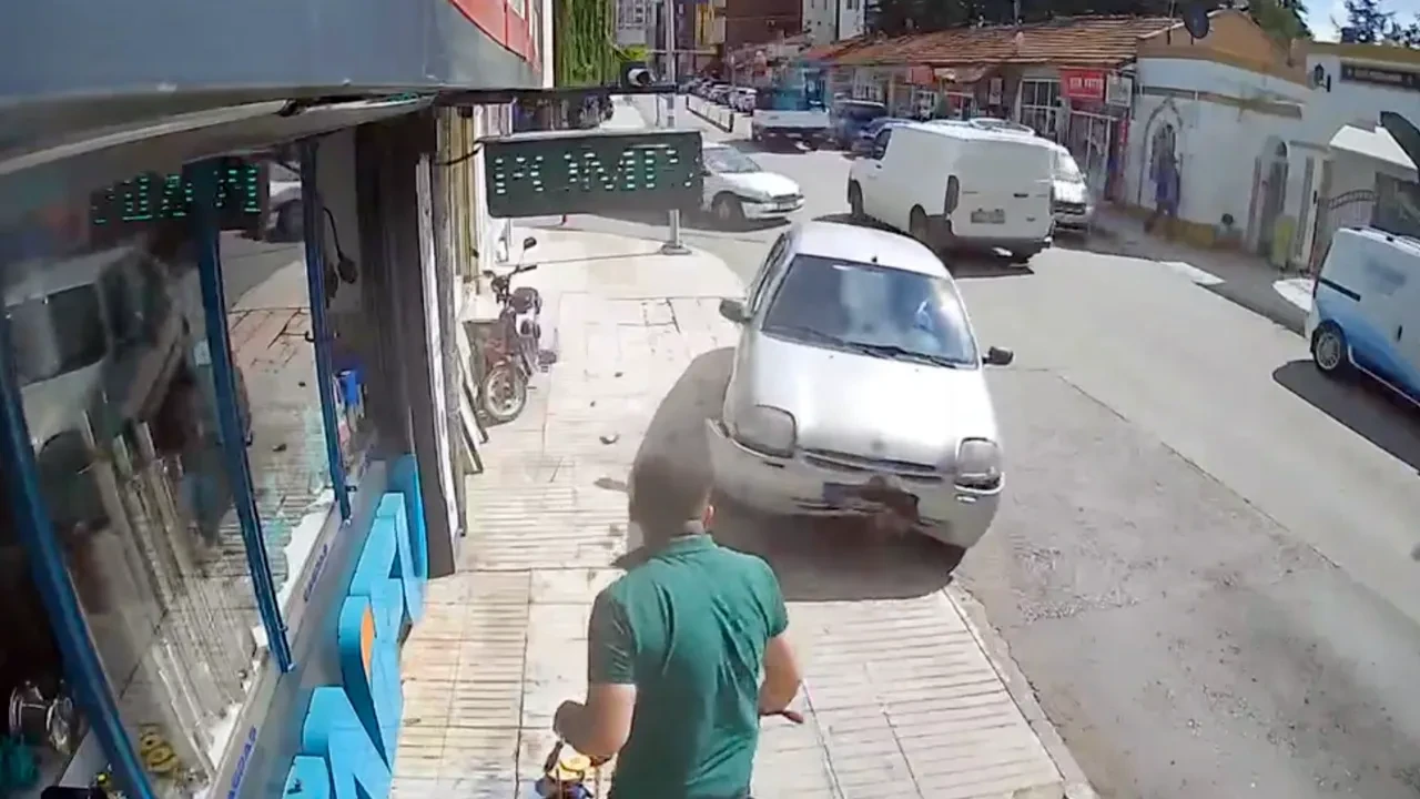 Dubalar ezilmesini engelledi! Çorum’da aynı yerde 6. kez araba kazası