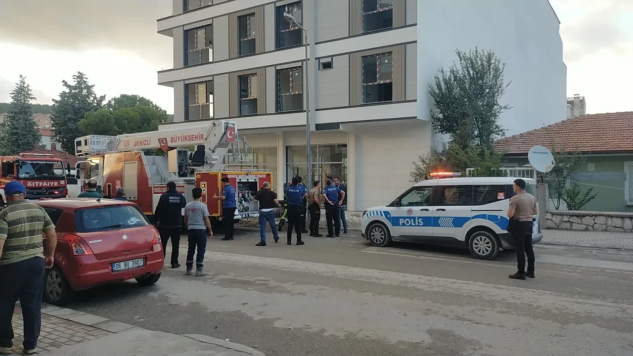 Eski futbolcu eşiyle tartışıp çatıya çıktı, Belediye başkanı kurtardı