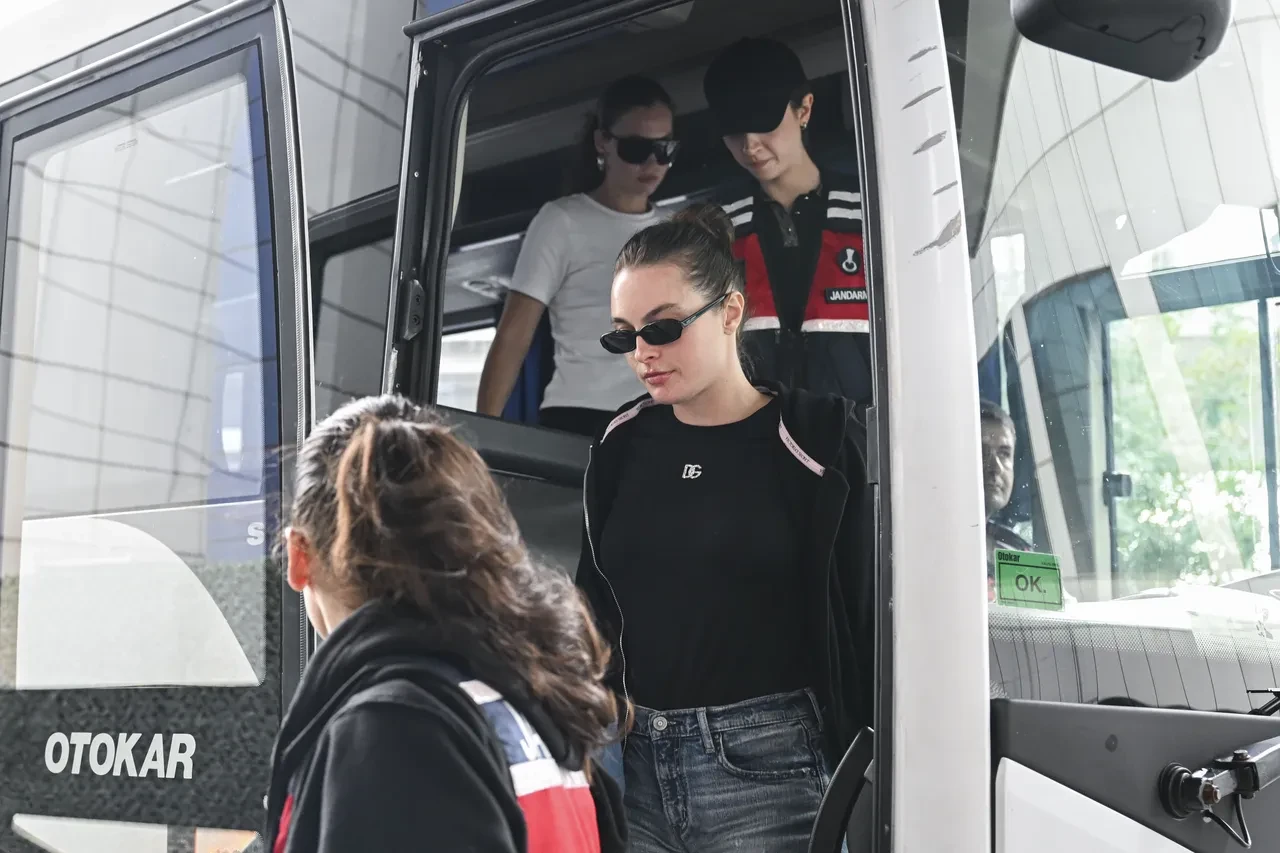Hepsi operasyon sonrası ilk kez kamerada: İşte Aras Bulut İynemli, Melis Sezen, Şarkıcı Sefo dahil 18 ünlü