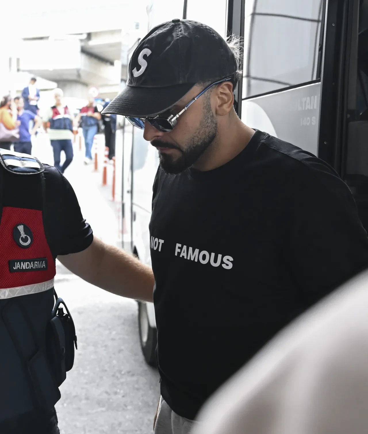 Hepsi operasyon sonrası ilk kez kamerada: İşte Aras Bulut İynemli, Melis Sezen, Şarkıcı Sefo dahil 18 ünlü