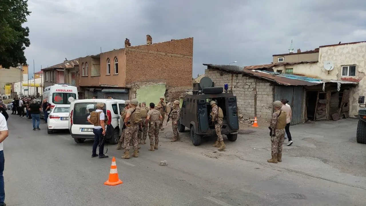 İki aile kavgası silahlı çatışmaya döndü: Müdahale eden polis memuru dahil 12 kişi yaralandı