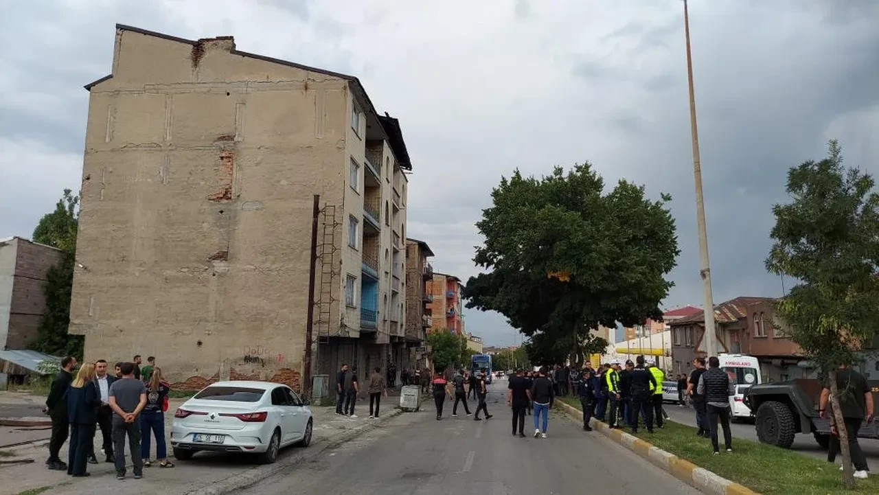 İki aile kavgası silahlı çatışmaya döndü: Müdahale eden polis memuru dahil 12 kişi yaralandı