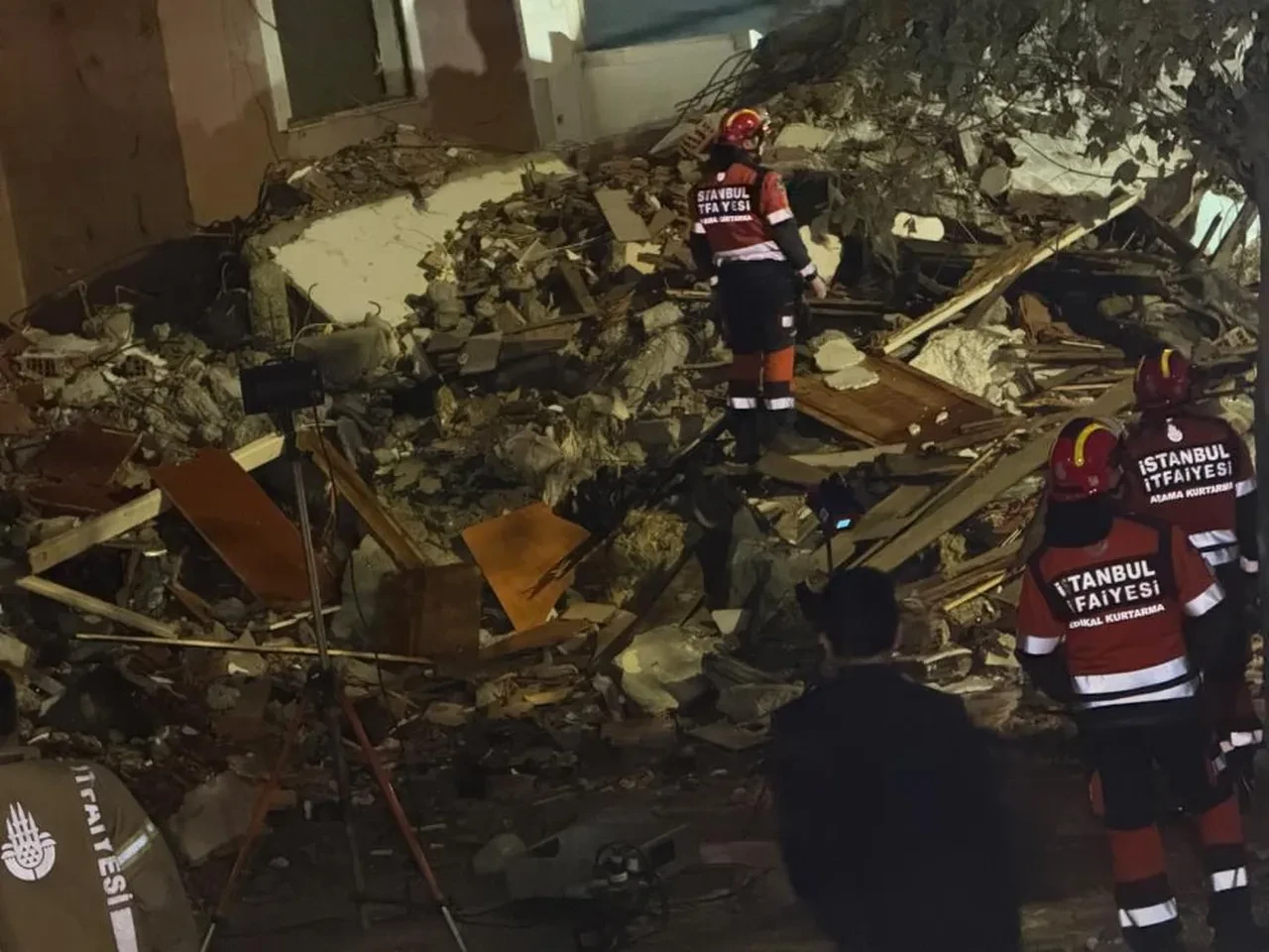 Küçükçekmece’de kentsel dönüşüm aşamasındaki bina kendiliğinden çöktü: 2 yaralı var, AFAD ekipleri enkazda arama yapıyor