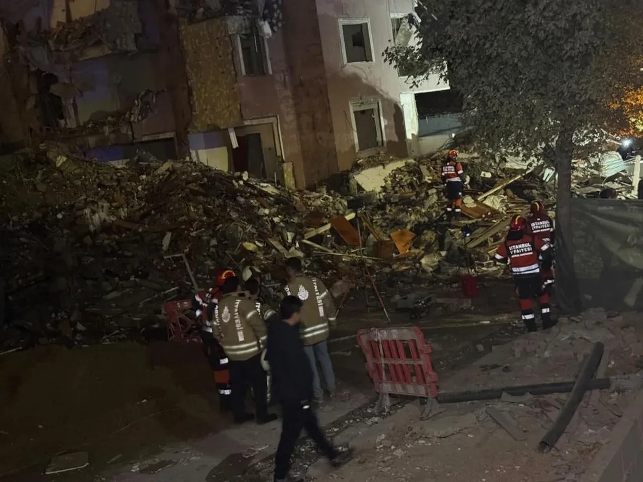 Küçükçekmece’de kentsel dönüşüm aşamasındaki bina kendiliğinden çöktü: 2 yaralı var, AFAD ekipleri enkazda arama yapıyor