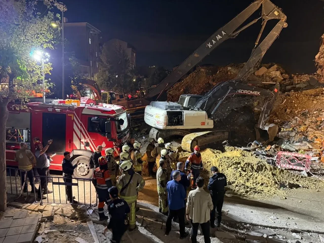 Küçükçekmece’de kentsel dönüşüm aşamasındaki bina kendiliğinden çöktü: 2 yaralı var, AFAD ekipleri enkazda arama yapıyor