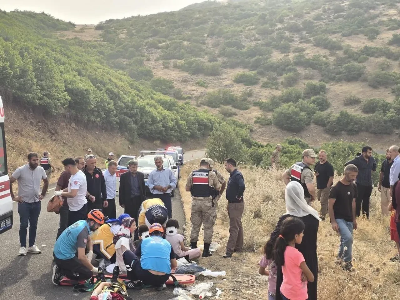 Minibüs şarampole uçtu! Çok sayıda yaralı var