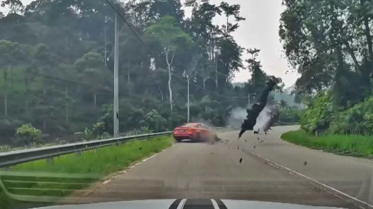 Motosikletli resmen uçtu! Malezya’daki feci kaza kamerada