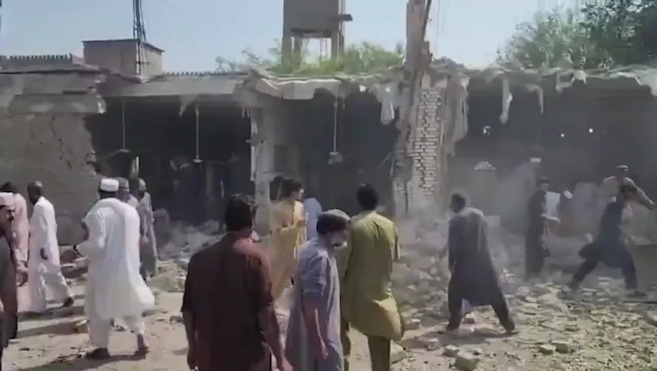 Pakistan'da cuma namazı sırasında camide patlama: Çok sayıda ölü ve yaralı var
