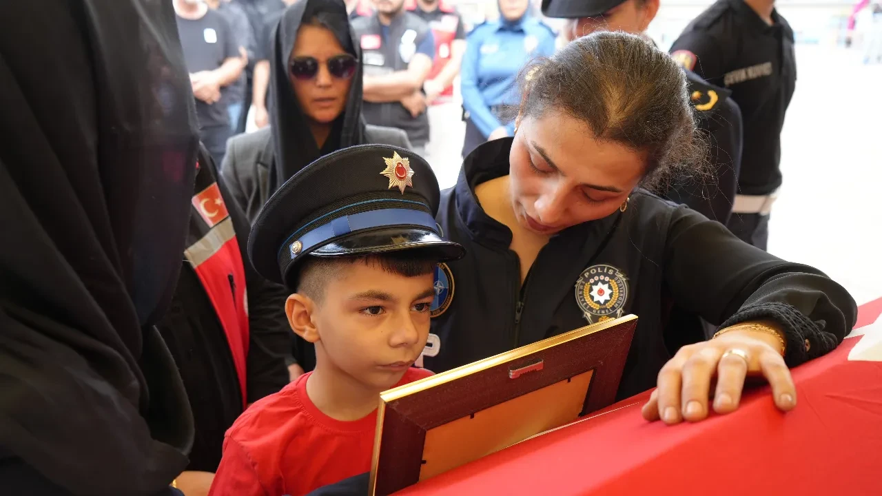Şehidin eşi ve çocuğundan yürek yakan veda! Babaya son sarılış 