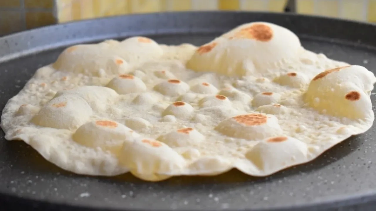 Tavada mayasız ekmek nasıl yapılır? Mayasız ekmek yoğurtla mı sütle mi yapılır?