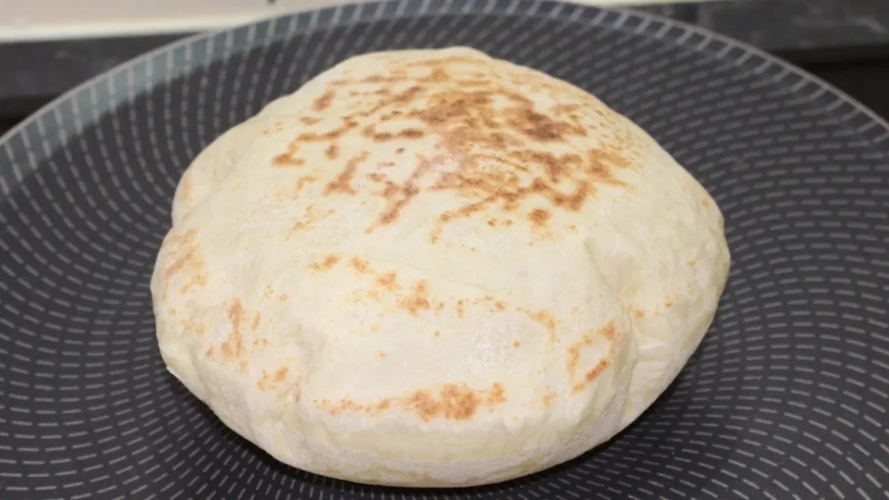 Tavada mayasız ekmek nasıl yapılır? Mayasız ekmek yoğurtla mı sütle mi yapılır?