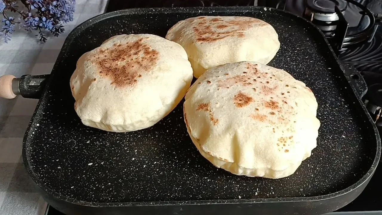 Tavada mayasız ekmek nasıl yapılır? Mayasız ekmek yoğurtla mı sütle mi yapılır?