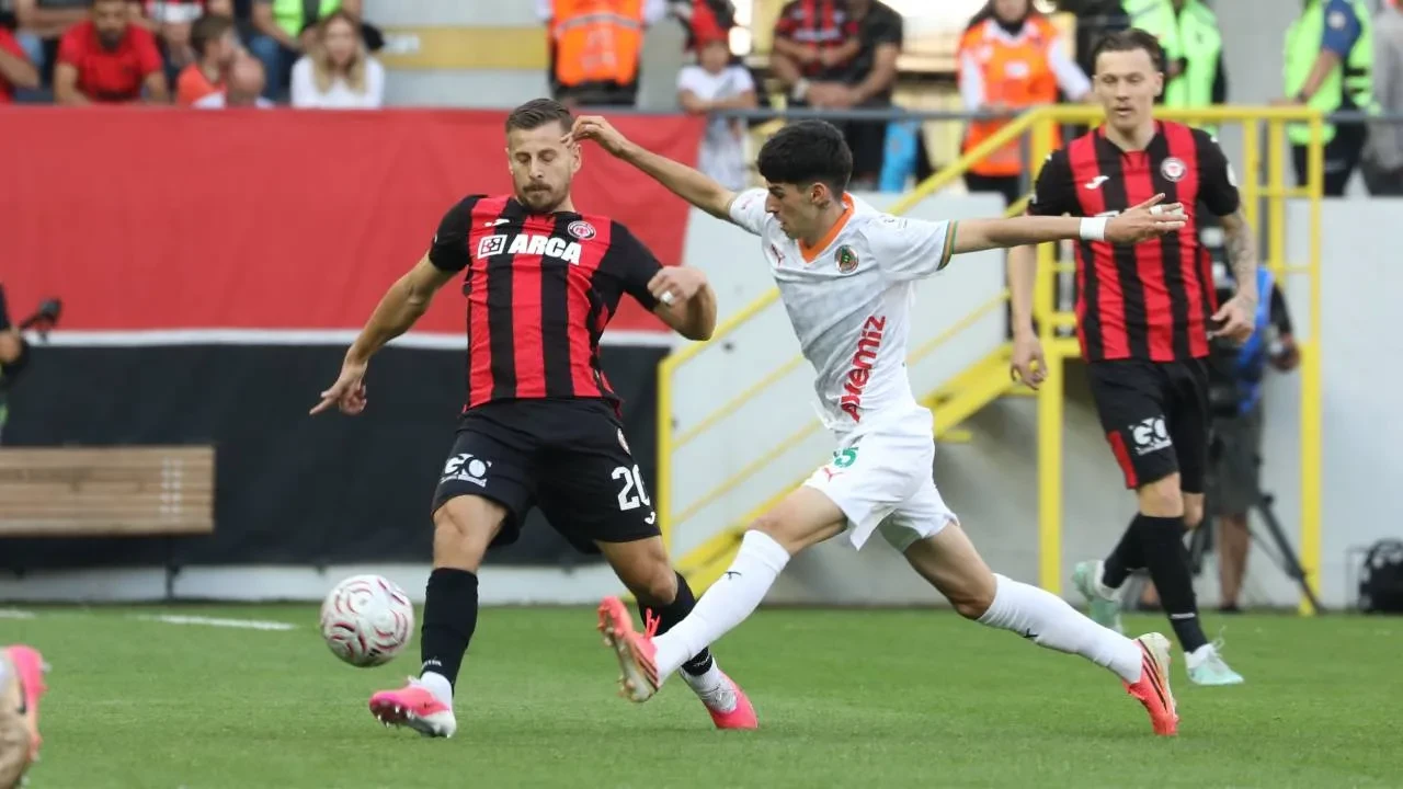 Alanyaspor, Çorum FK deplasmanında güldü! Akdeniz ekibinden 2-1'lik galibiyet