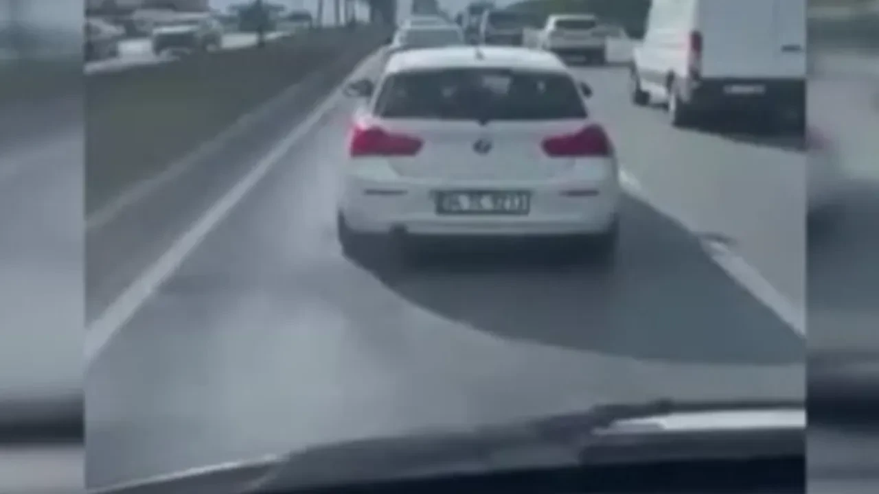 Anonslara, sirenlere aldırmadı: Dakikalarca ambulansa yol vermedi