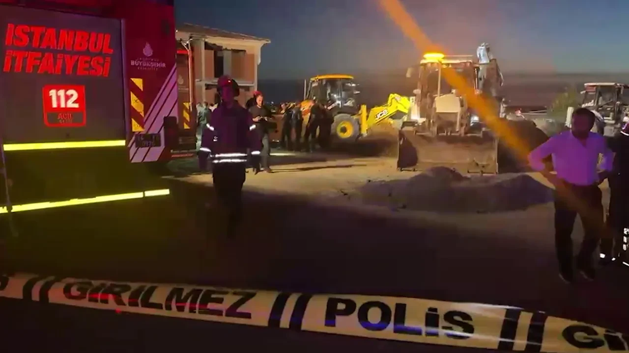 Büyükçekmece'de toprak kayması: 2 kişi göçük altında