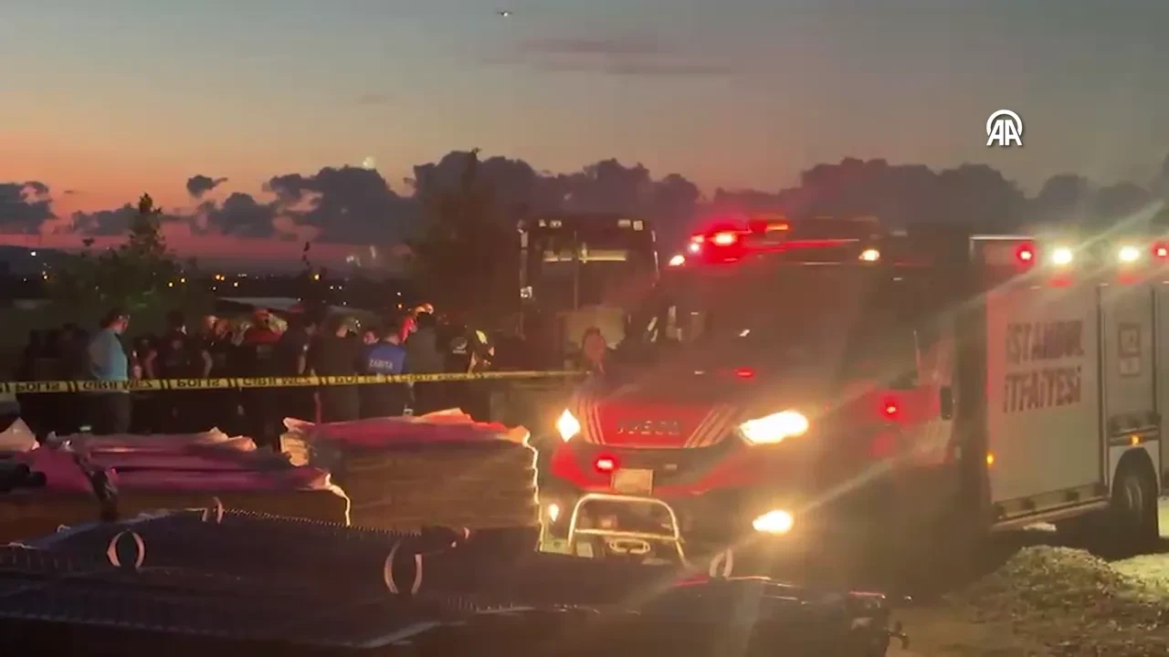 Büyükçekmece'de toprak kayması: 2 kişi göçük altında