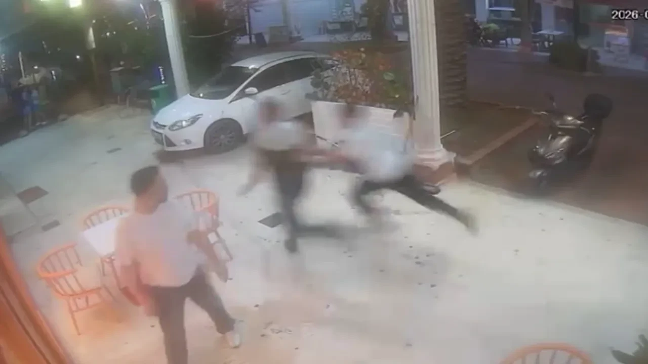 Gürültü tartışması meydan savaşına döndü! 5 kişi tarafından böyle darbedildi: O anlar kamerada 