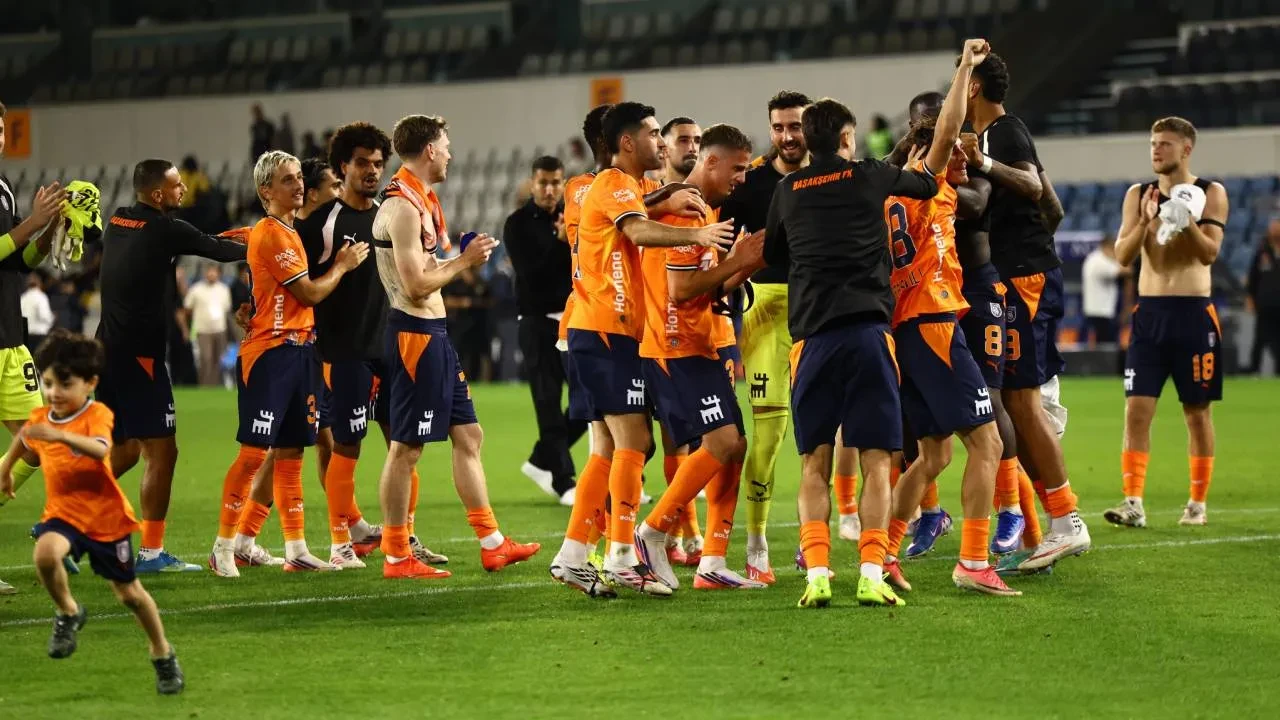 İstanbul Başakşehir evinde 4-0 kazandı! Turuncu-lacivertliler, Gençlerbirliği'ni mağlup etti