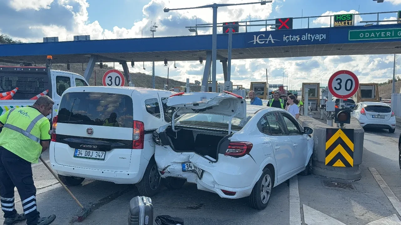 Kuzey Marmara Otoyolu gişelerinde 4 araç birbirine girdi