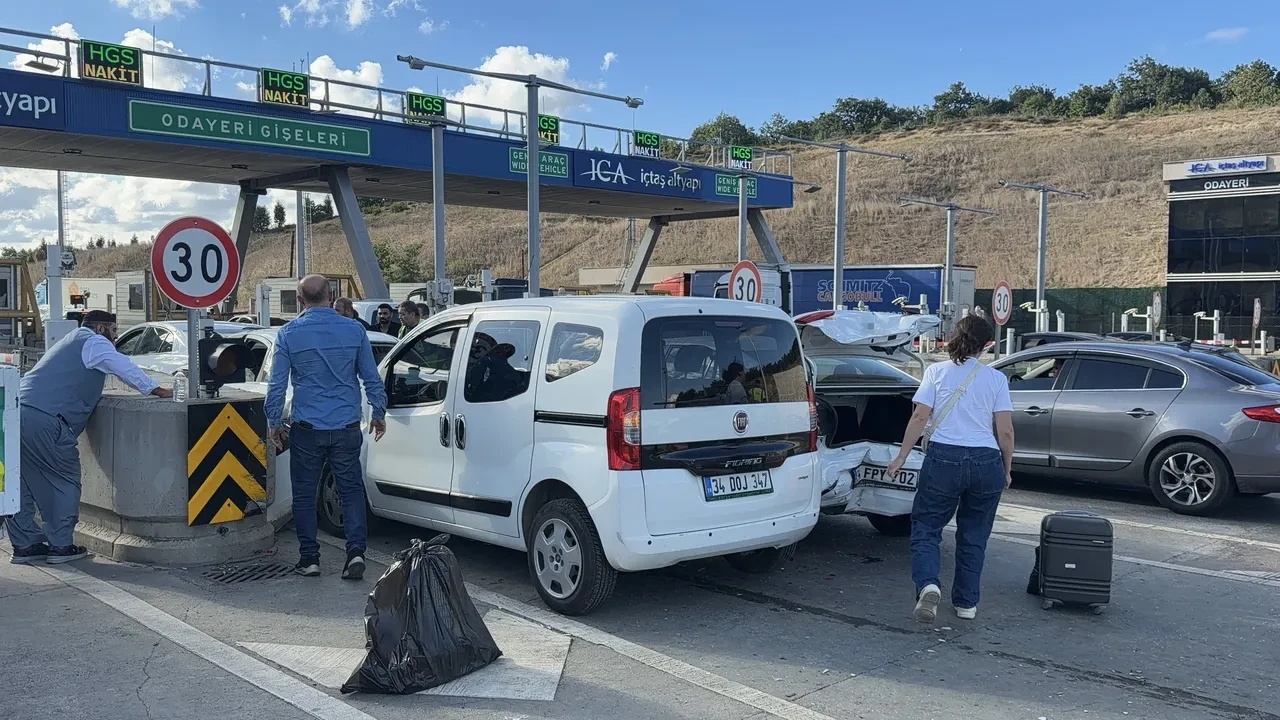 Kuzey Marmara Otoyolu gişelerinde 4 araç birbirine girdi