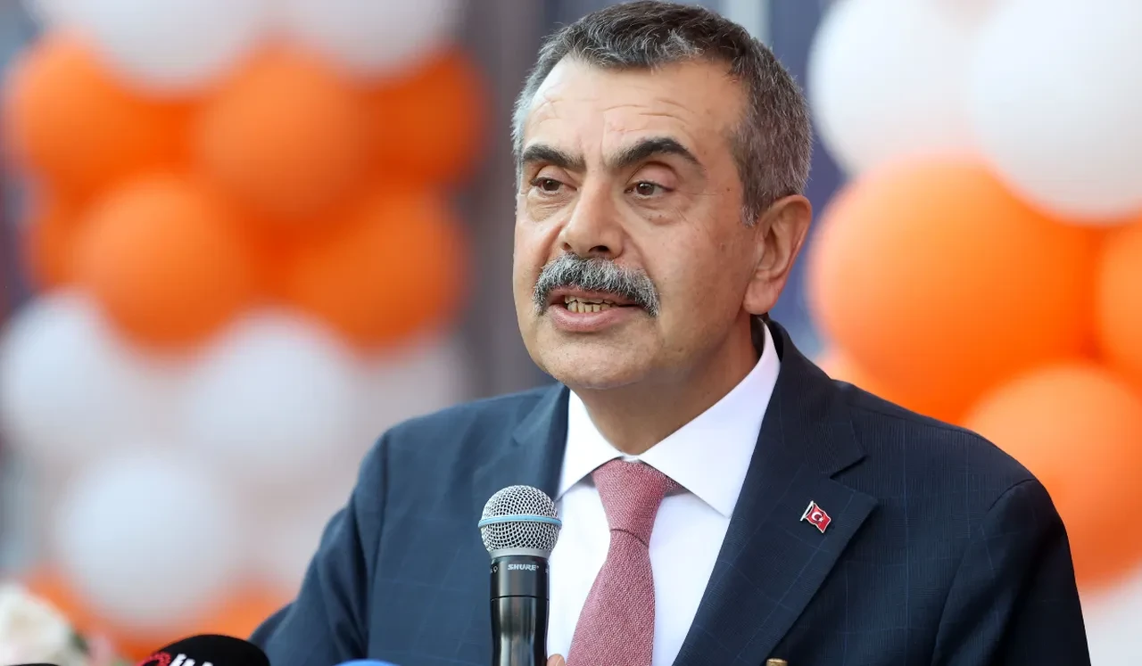 Okullarda ara tatil kaldırılacak mı? Milli Eğitim Bakanı Yusuf Tekin cevap verdi