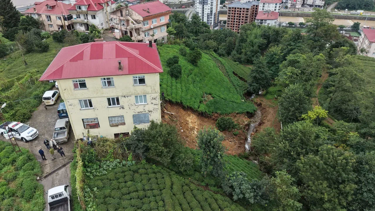Rize'de uykusundan "Ev gidiyor" sözleriyle uyandı: Yağış binanın zeminini kopardı