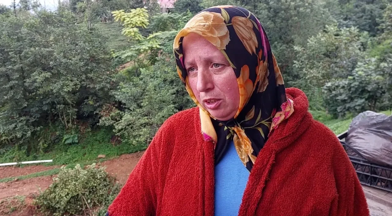 Rize'de uykusundan "Ev gidiyor" sözleriyle uyandı: Yağış binanın zeminini kopardı