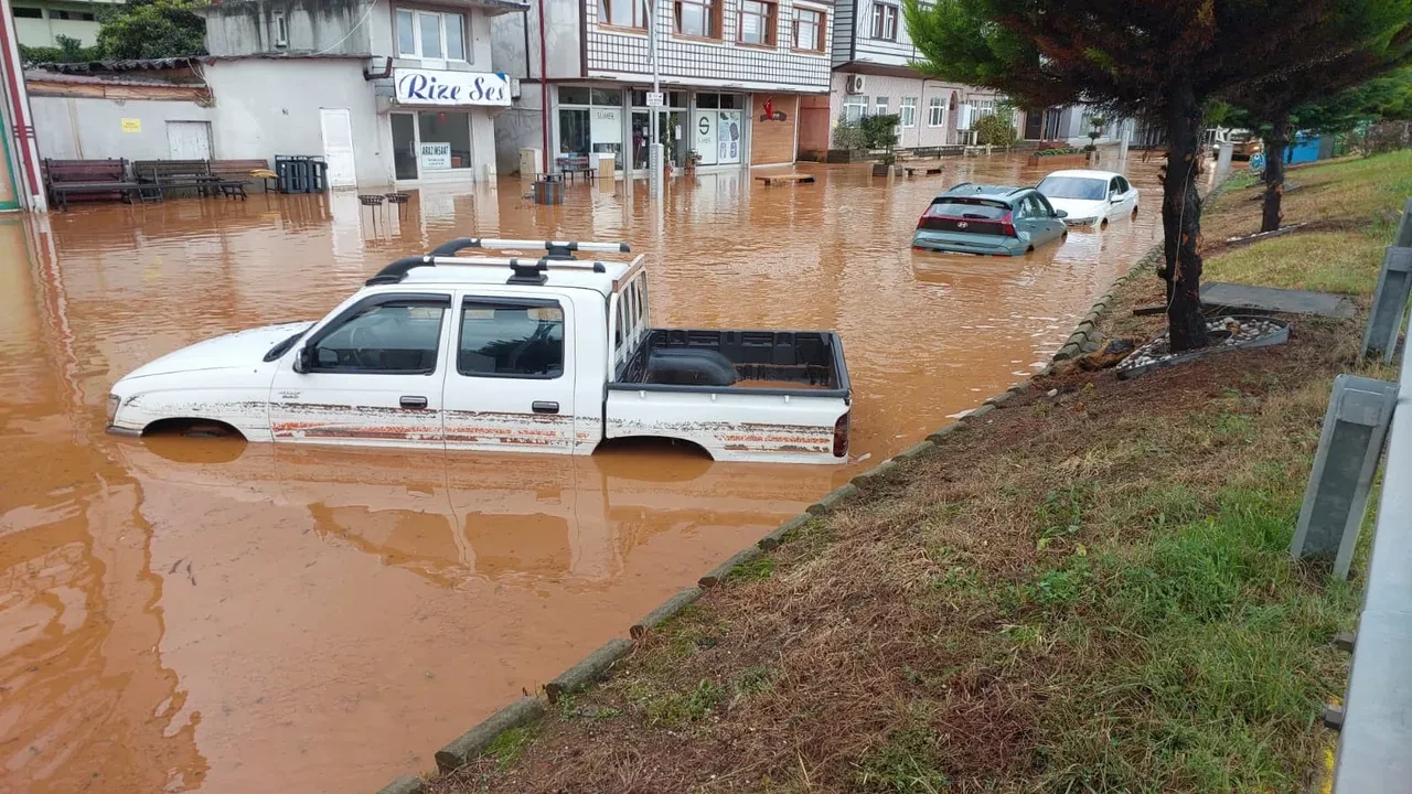 Şiddetli yağış Rize ve Trabzon'u vurdu: Cadde ve sokaklar suya gömüldü