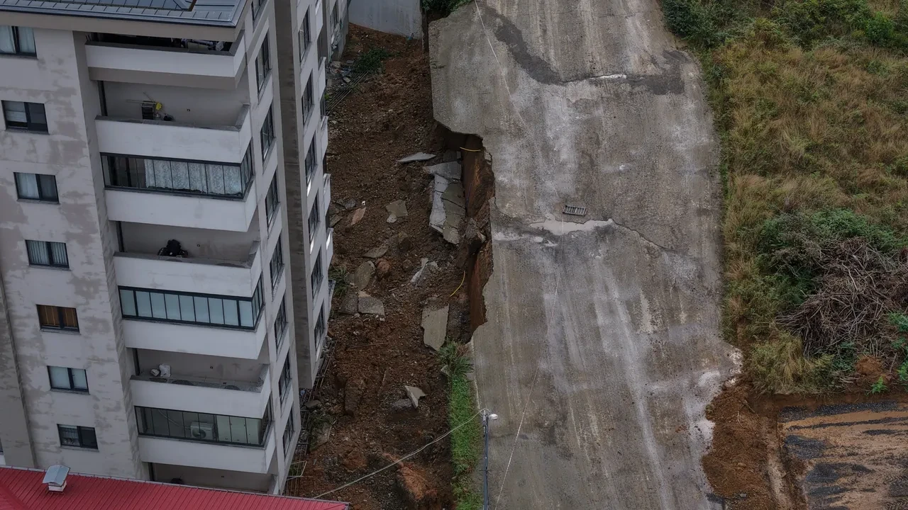 Şiddetli yağış Rize ve Trabzon'u vurdu: Cadde ve sokaklar suya gömüldü
