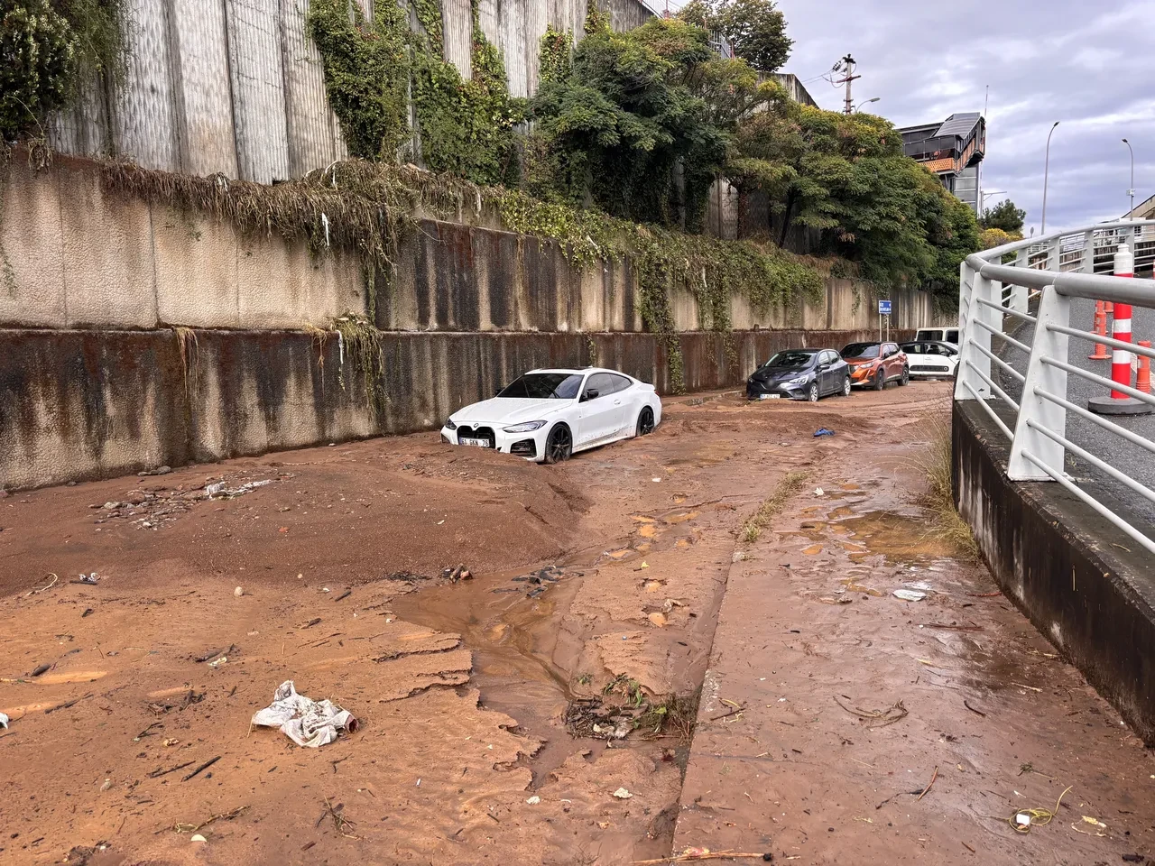 Şiddetli yağış Rize ve Trabzon'u vurdu: Cadde ve sokaklar suya gömüldü
