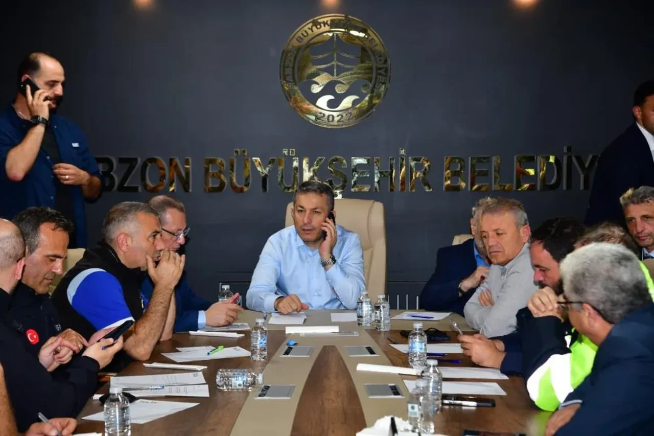 Trabzon'u sağanak vurdu: İstinat duvarı çöktü, 2 bina tahliye edildi