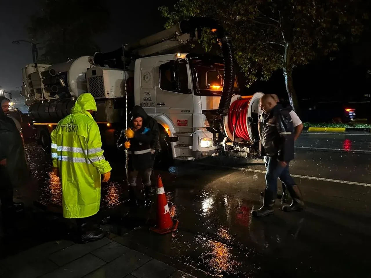 Trabzon'u sağanak vurdu: İstinat duvarı çöktü, 2 bina tahliye edildi